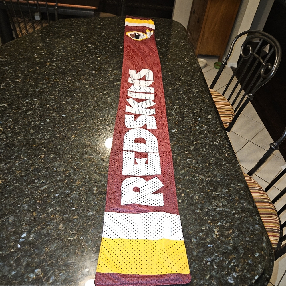 RETIRED - Washington Redskins Football Team Scarf. Official NFL Product.